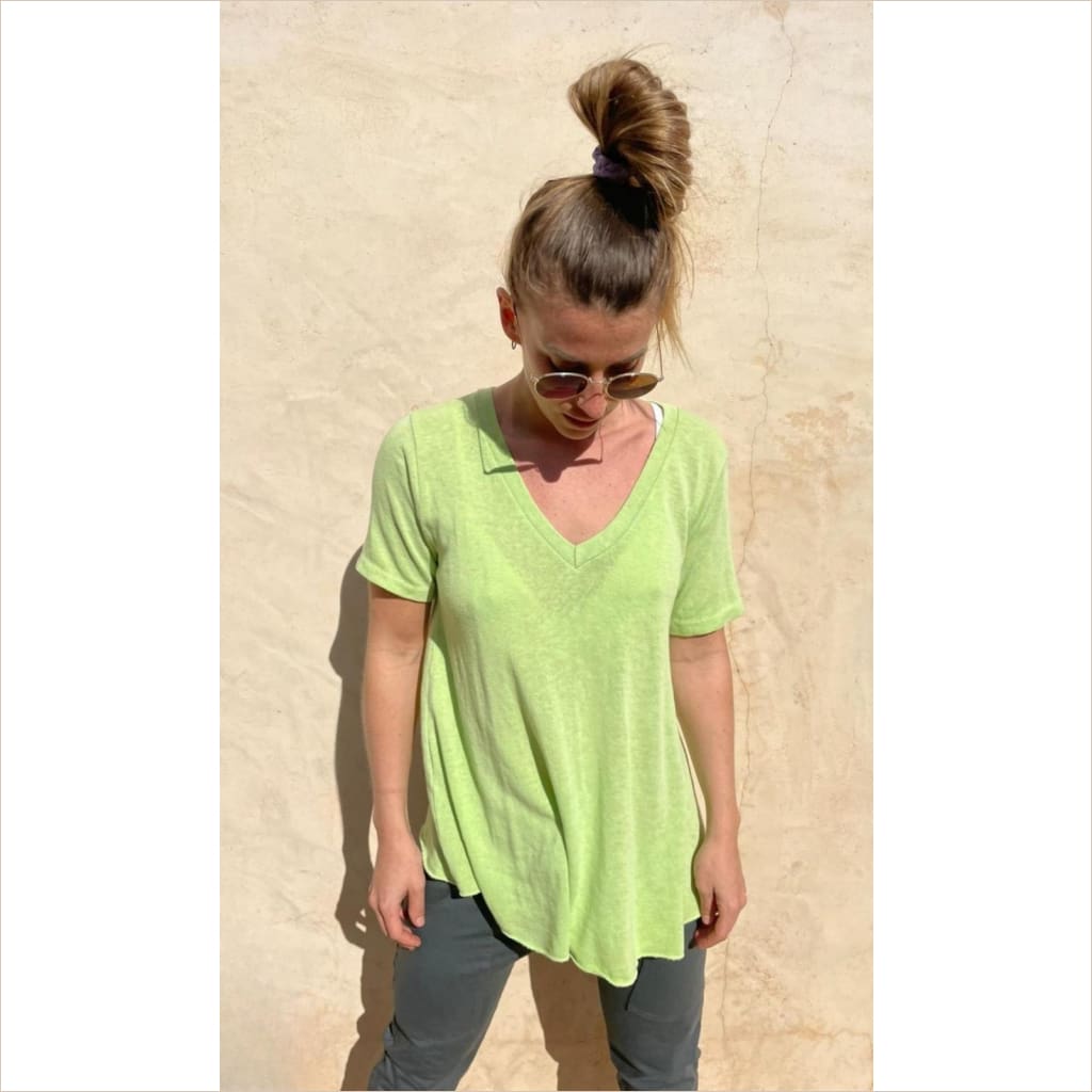 Kurzarm Basic Kiwigrün Shirt Esvivid V-Ausschnitt mit Kellerfalte hinten länger als vorn - Bekleidung & Accessoires